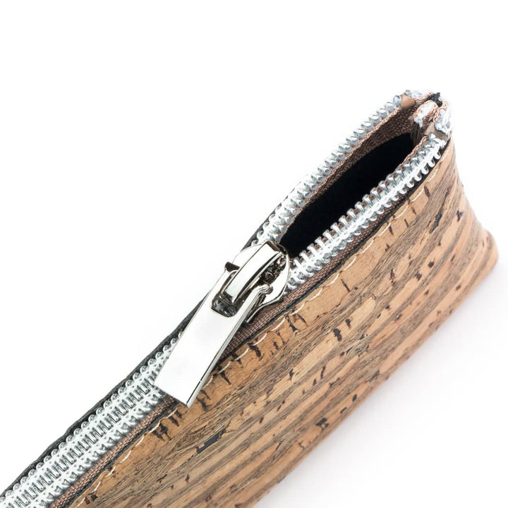 Draufsicht auf halb geöffneten Reißverschluss eines Schlüsseletuis aus hellem Kork #color_raizes