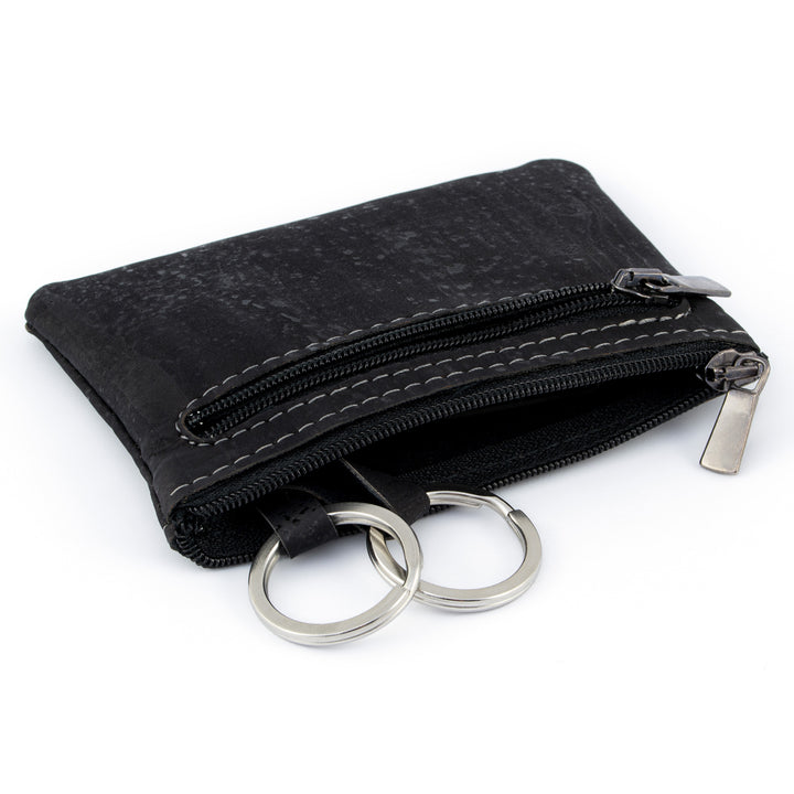 Schwarze Schlüsseltasche aus Kork mit 2 Schlüsselringen und Reißverschlussfach seitlich #color_schwarz