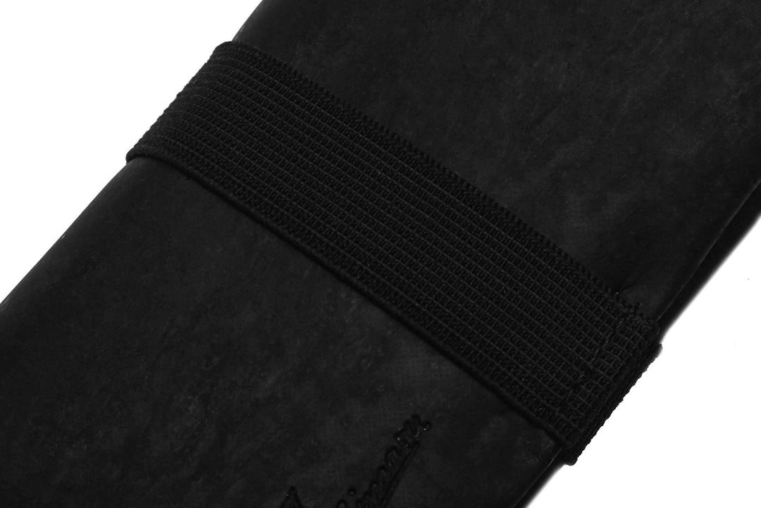 Außenansicht geschlossene Tabaktasche aus schwarzem Kork mit breitem Gummibandverschluss