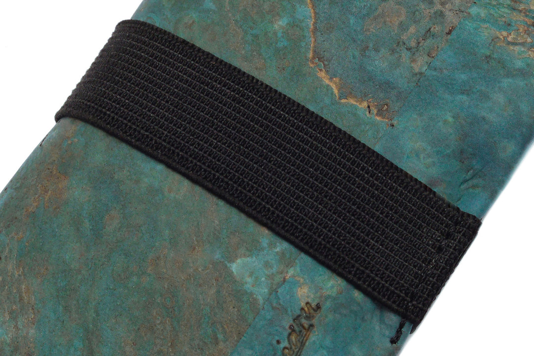 Außenansicht geschlossene Tabaktasche aus türkisem Kork mit breitem Gummibandverschluss