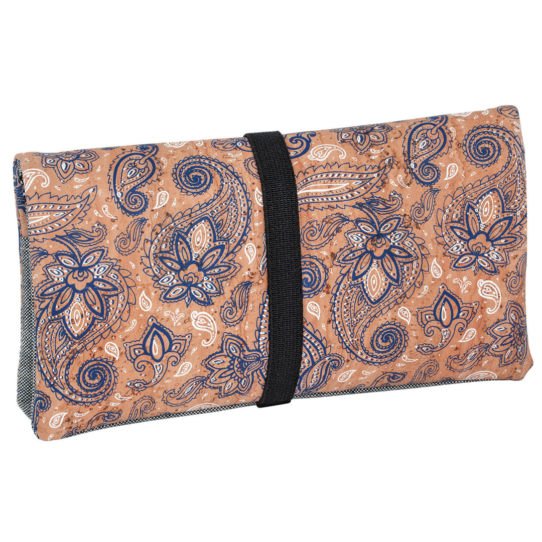 Außenansicht geschlossene Tabaktasche aus hellem Kork mit Blumenmuster und breitem Gummibandverschluss #color_bandana-grau