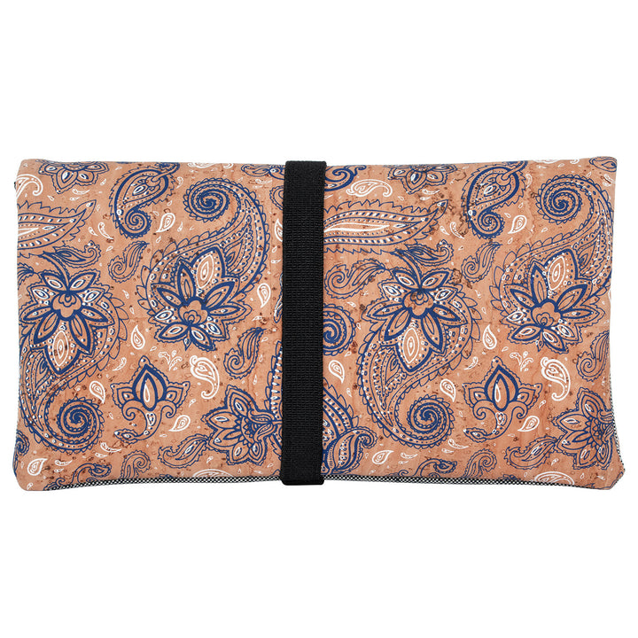Außenansicht geschlossene Tabaktasche aus hellem Kork mit Blumenmuster und breitem Gummibandverschluss #color_bandana-grau