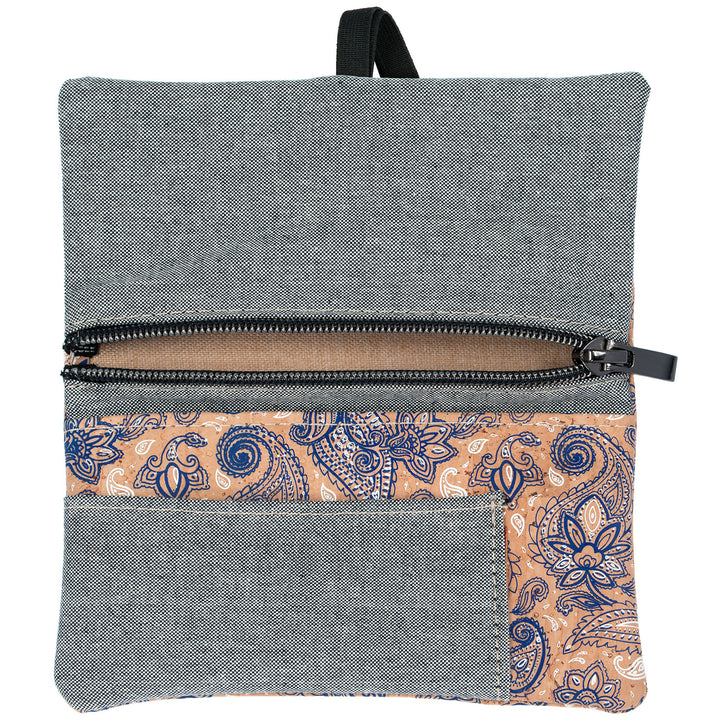 Offene Tabaktasche aus hellgrauem Stoff und hellem Kork mit Blumenmuster ohne Inhalt #color_bandana-grau