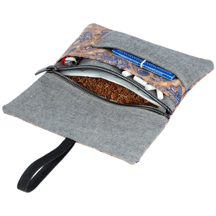 Offene Tabaktasche aus hellgrauem Stoff und hellem Kork mit Blumenmuster mit Inhalt #color_bandana-grau