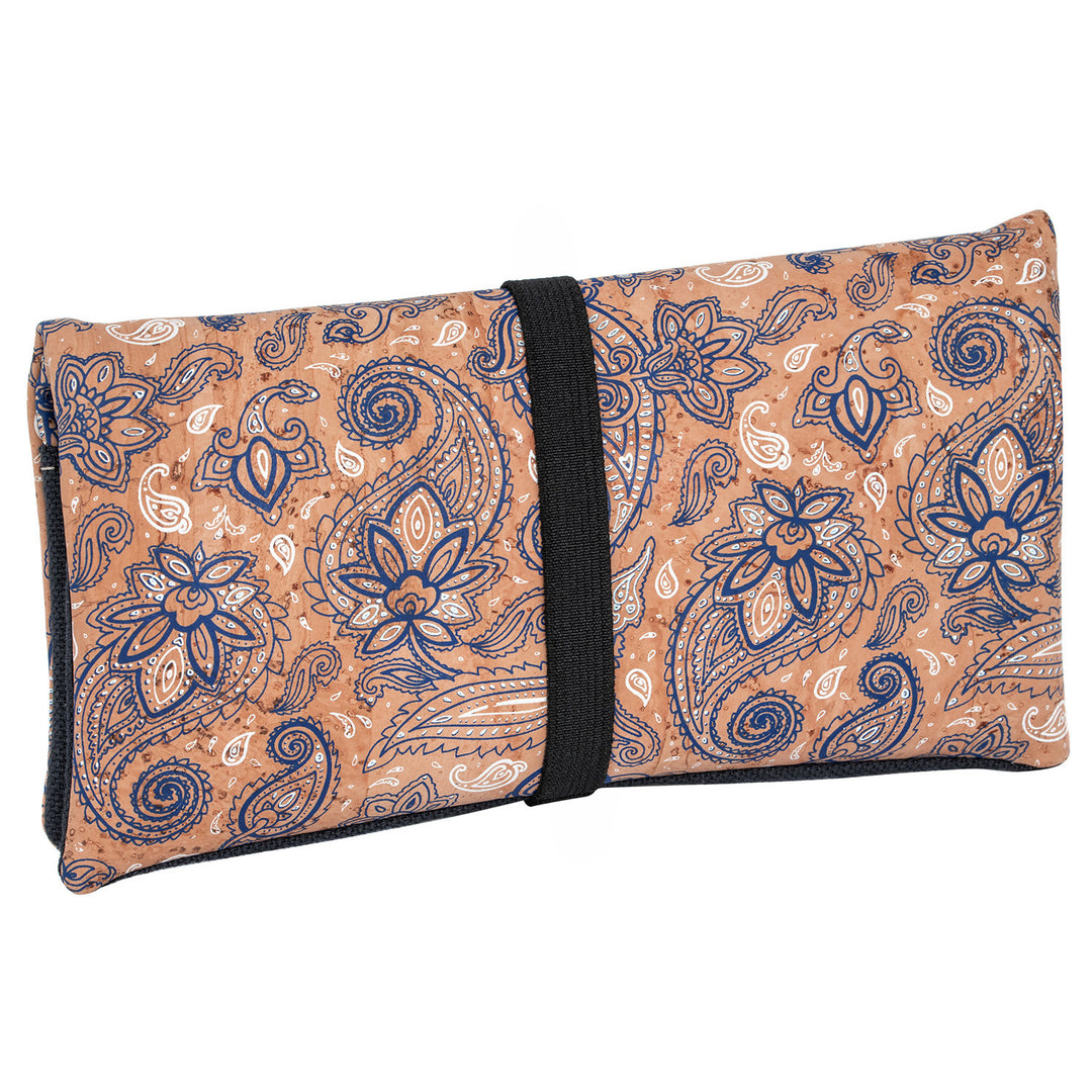 Außenansicht geschlossene Tabaktasche aus hellem Kork mit Blumenmuster und breitem Gummibandverschluss #color_bandana-anthrazit