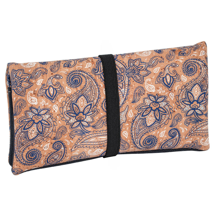 Außenansicht geschlossene Tabaktasche aus hellem Kork mit Blumenmuster und breitem Gummibandverschluss #color_bandana-anthrazit
