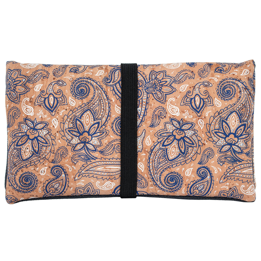 Außenansicht geschlossene Tabaktasche aus hellem Kork mit Blumenmuster und breitem Gummibandverschluss #color_bandana-anthrazit