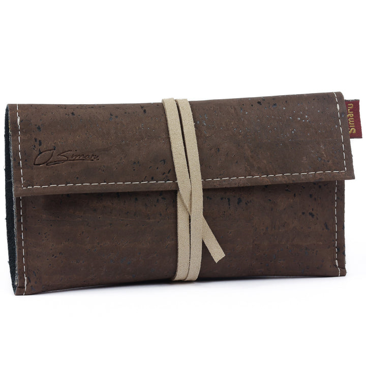 Geschlossene Tabaktasche aus dunklem Kork mit hellem Verschlussband #color_braun