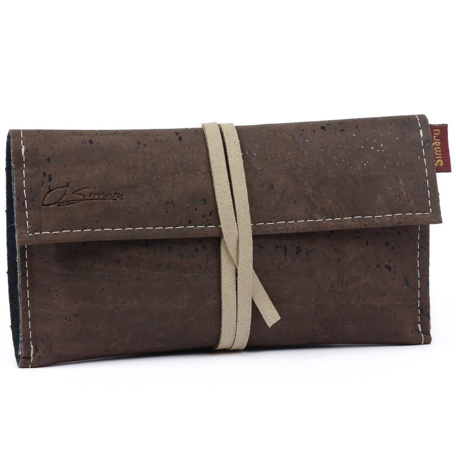 Geschlossene Tabaktasche aus dunklem Kork mit hellem Verschlussband #color_braun