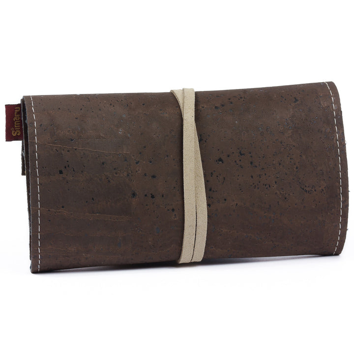 Geschlossene Tabaktasche aus dunklem Kork mit hellem Verschlussband #color_braun