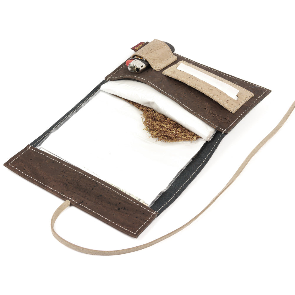 Offene Tabaktasche aus braunem Kork befüllt mit Tabakbeutel, Paper und Feuerzeug #color_braun