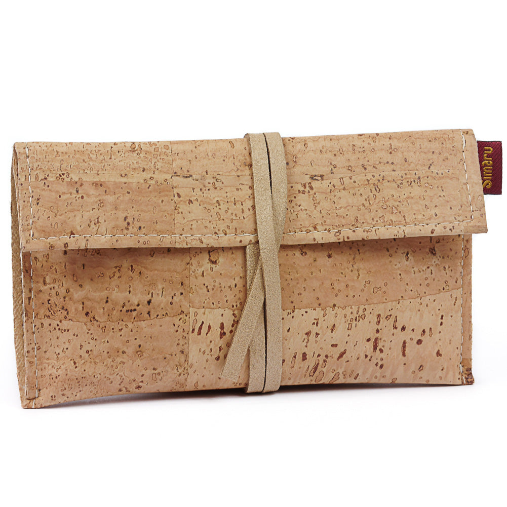 Geschlossene Tabaktasche aus hellem Kork mit Verschlussband #color_beige