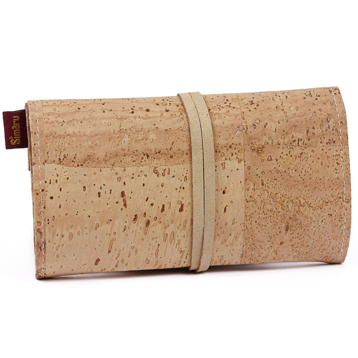 Geschlossene Tabaktasche aus hellem Kork mit Verschlussband #color_beige
