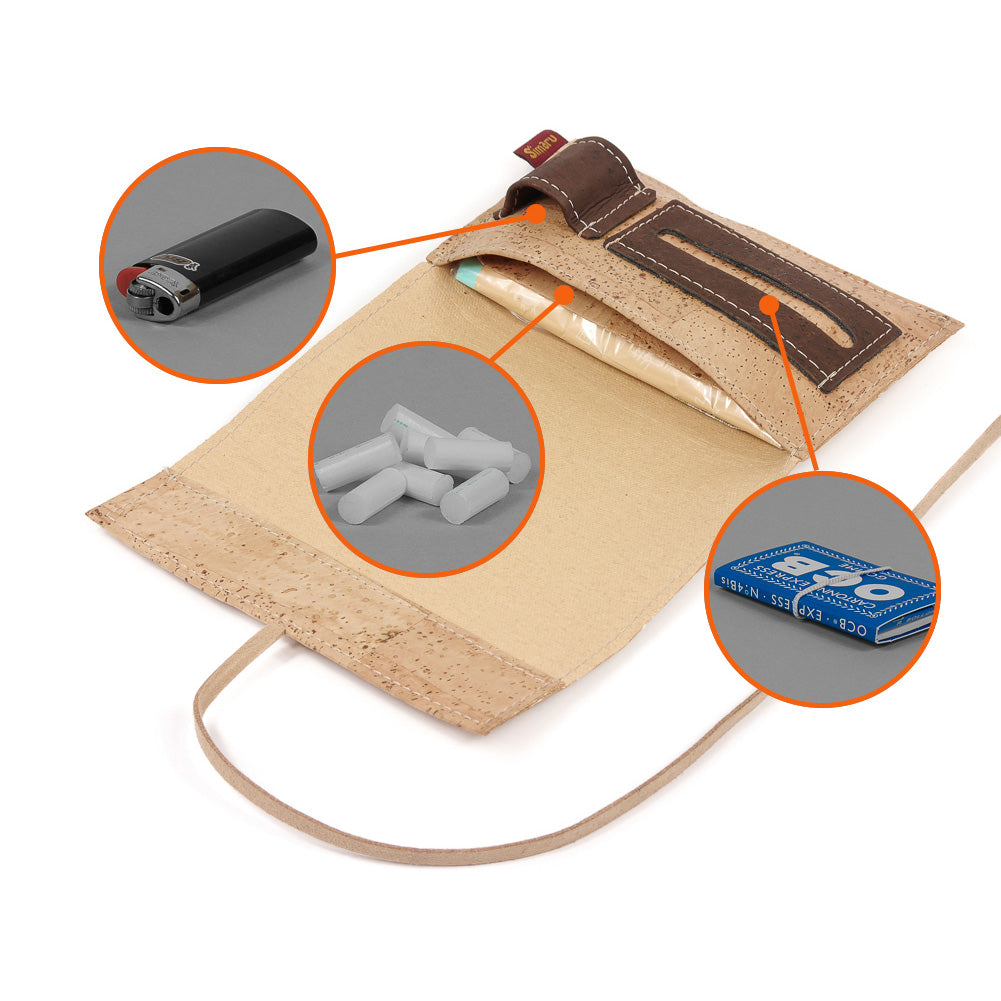 Offene Tabaktasche aus hellem Kork mit Erklärung der Fächer für Zubehör wie Filter und Feuerzeug #color_beige