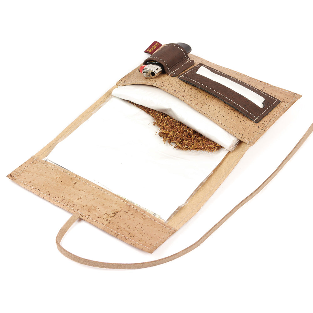 Offene Tabaktasche aus hellem Kork befüllt mit Tabakbeutel, Paper und Feuerzeug #color_beige
