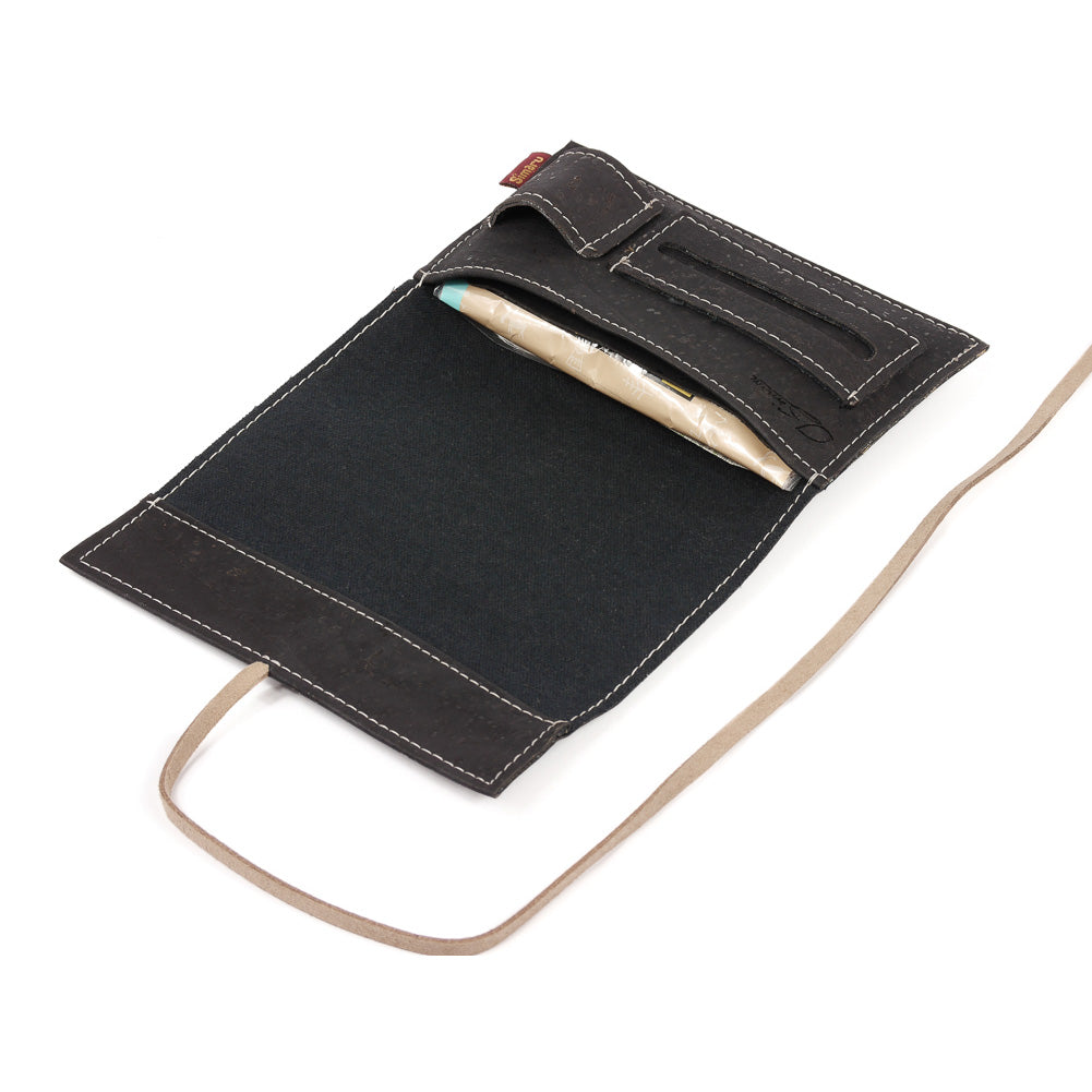 Schwarze Tabaktasche aus Kork mit Verschlussband und Paperholder geöffnet und ohne Inhalt #color_schwarz