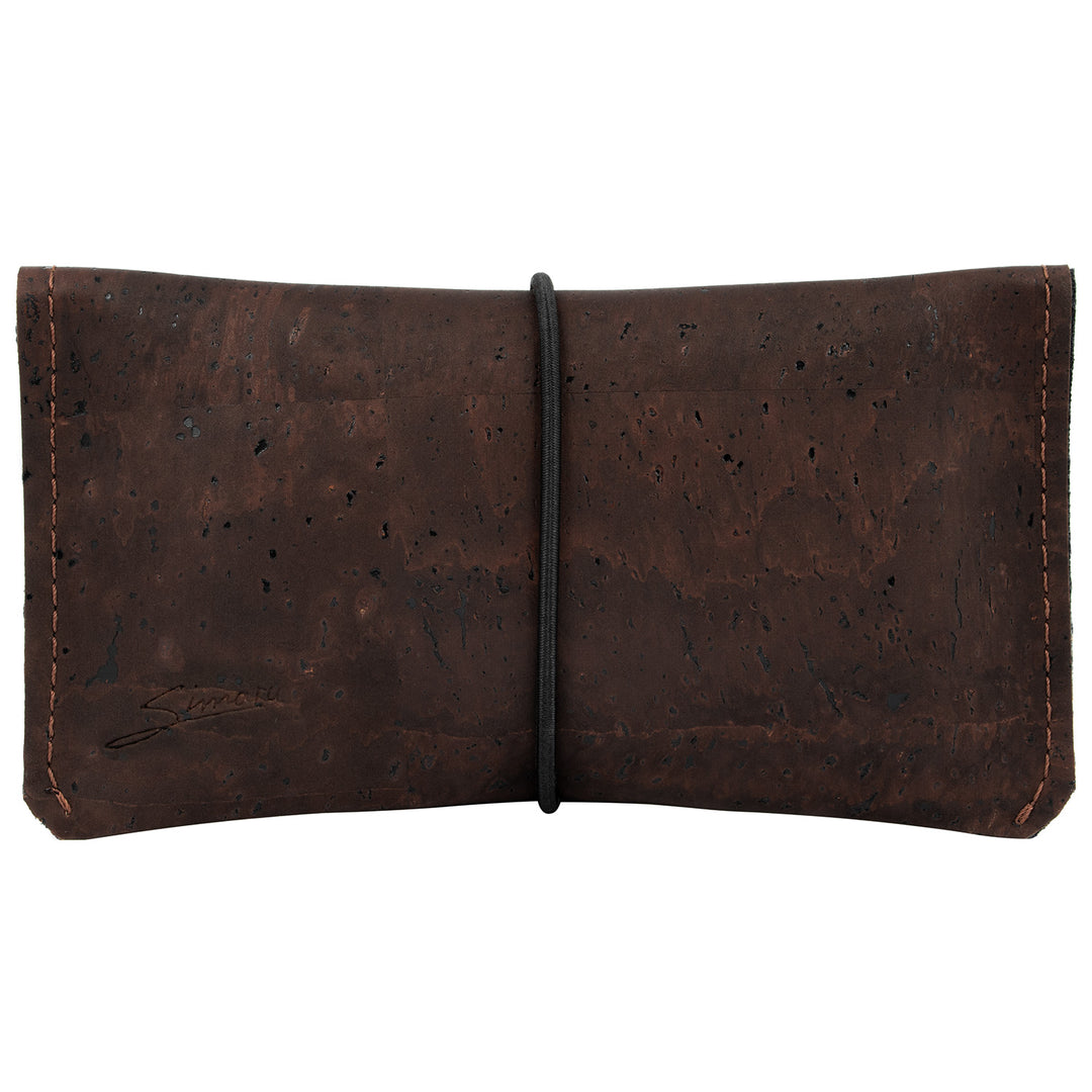 Geschlossene Tabaktasche aus braunem Kork mit elastischem Gummibandverschluss #color_braun
