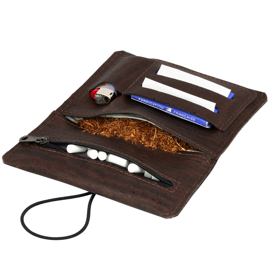 Offene Tabaktasche aus braunem Kork gefüllt mit Tabak, Filtern, Paper und Feuerzeug #color_braun