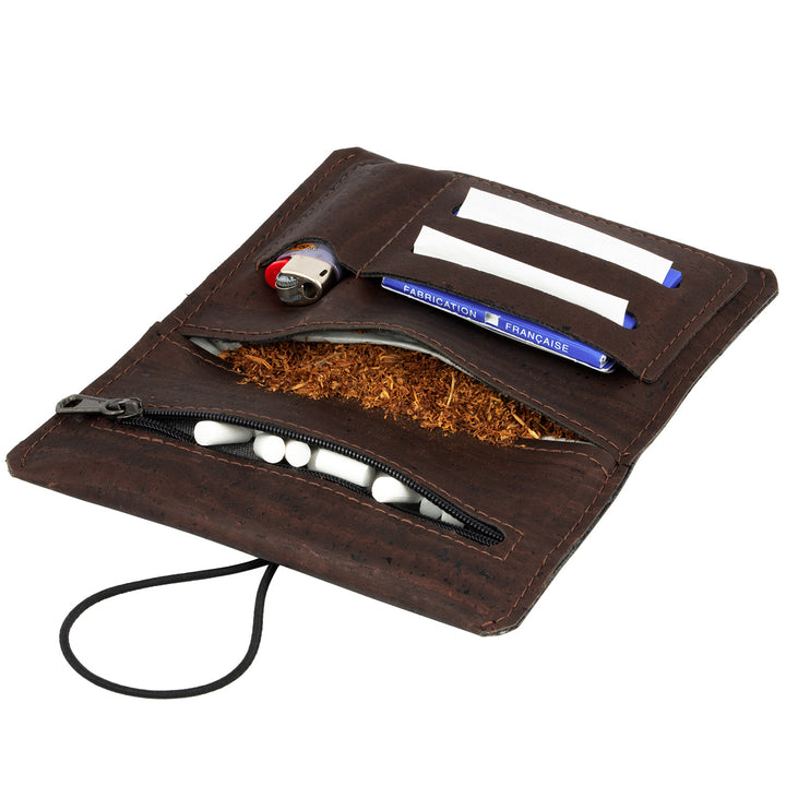 Offene Tabaktasche aus braunem Kork gefüllt mit Tabak, Filtern, Paper und Feuerzeug #color_braun