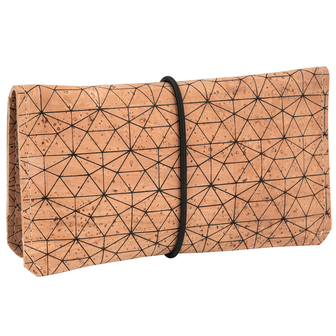 Geschlossene Tabaktasche aus hellem Kork mit schwarzem Linienmuster und elastischem Gummibandverschluss #color_metrisch