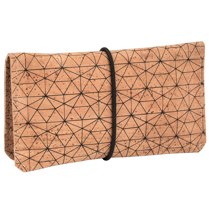 Geschlossene Tabaktasche aus hellem Kork mit schwarzem Linienmuster und elastischem Gummibandverschluss #color_metrisch