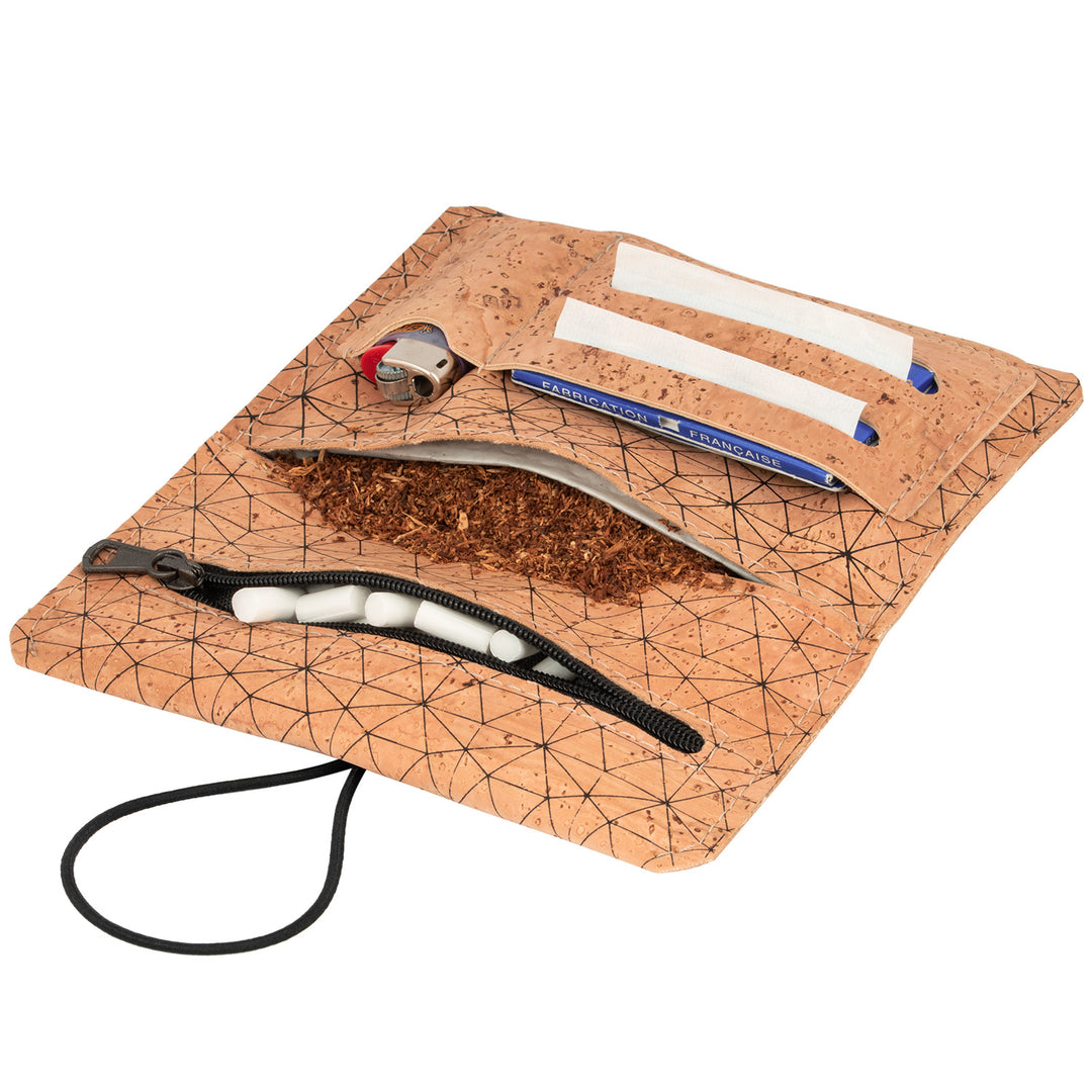Offene Tabaktasche aus hellem Kork mit schwarzem Linienmuster gefüllt mit Tabak, Filtern, Paper und Feuerzeug #color_metrisch