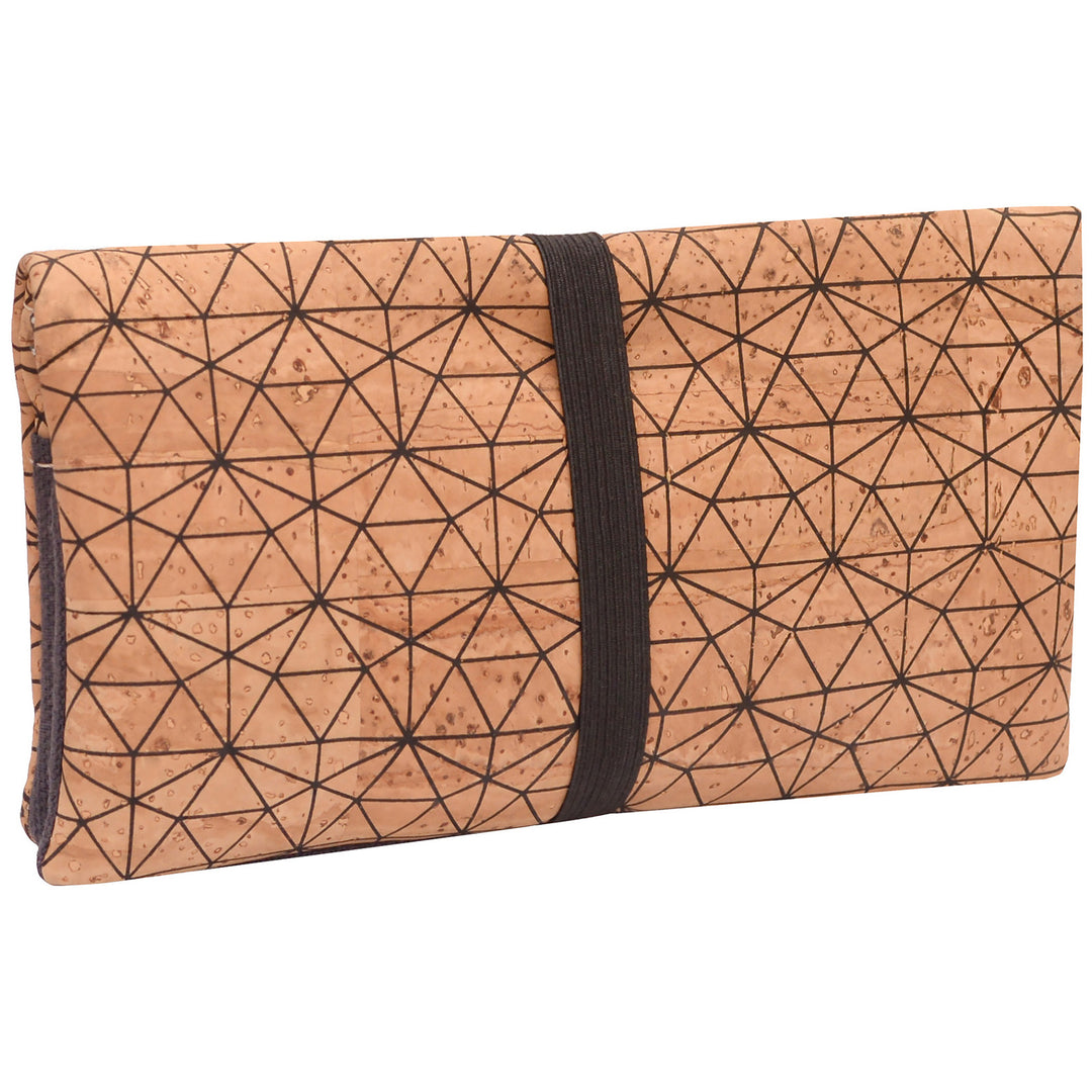 Außenansicht geschlossene Tabaktasche aus hellem Kork mit schwarzem Linienmuster und breitem Gummibandverschluss #color_metrisch-anthrazit