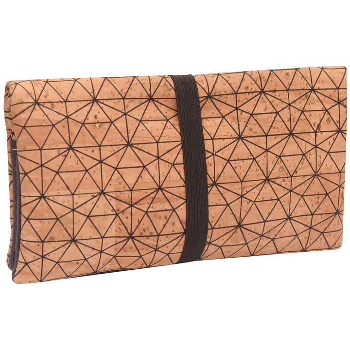 Außenansicht geschlossene Tabaktasche aus hellem Kork mit schwarzem Linienmuster und breitem Gummibandverschluss #color_metrisch-anthrazit