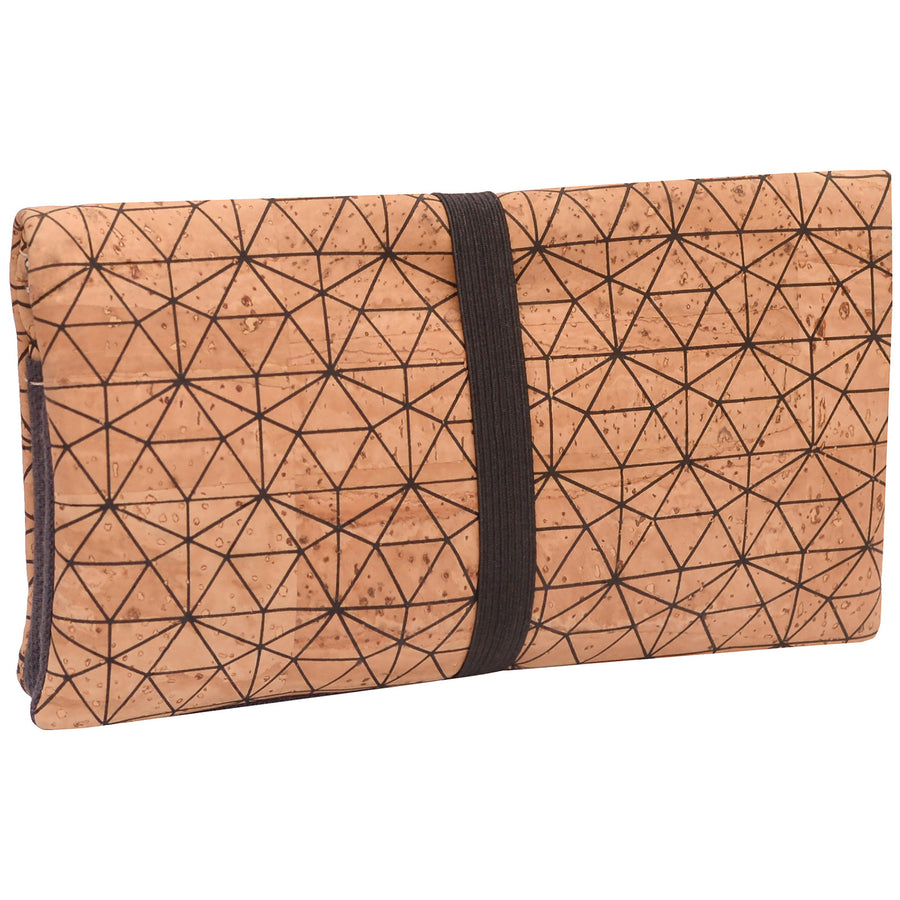 Außenansicht geschlossene Tabaktasche aus hellem Kork mit schwarzem Linienmuster und breitem Gummibandverschluss #color_metrisch-anthrazit