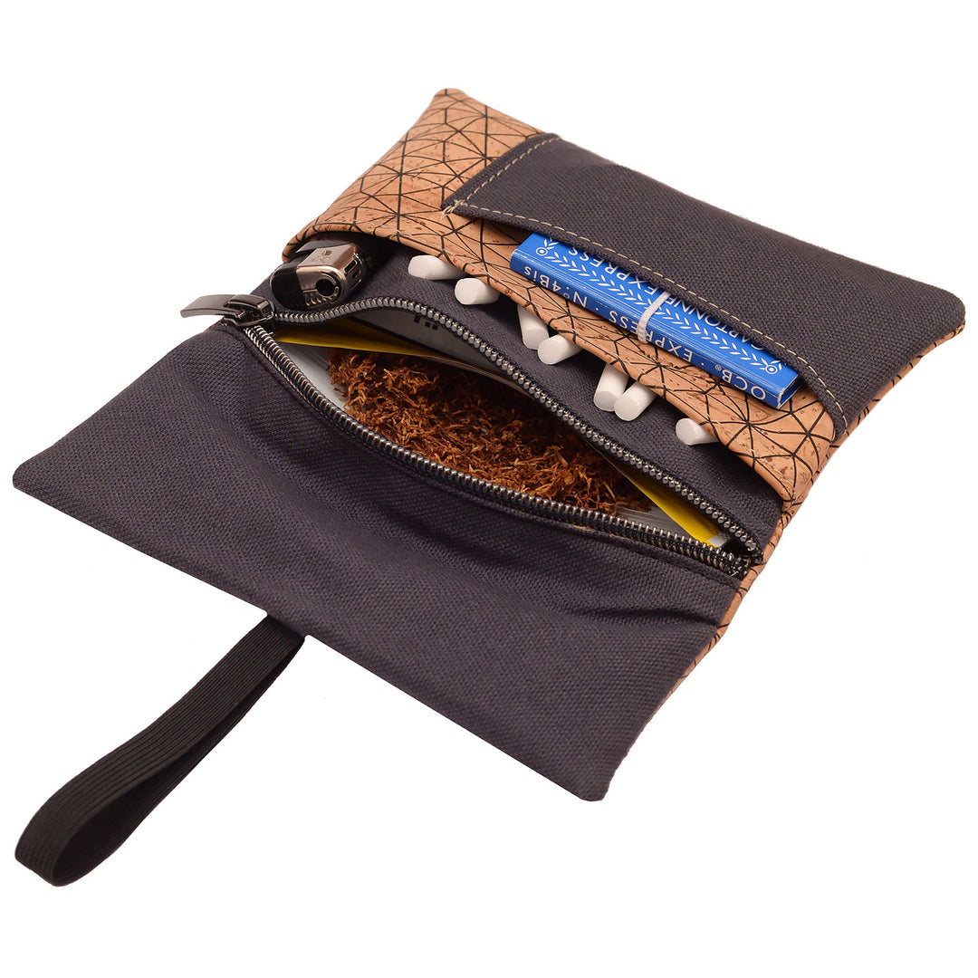 Offene Tabaktasche aus dunkelgrauem Stoff und hellem Kork mit dunklem Linienmuster mit Inhalt #color_metrisch-anthrazit
