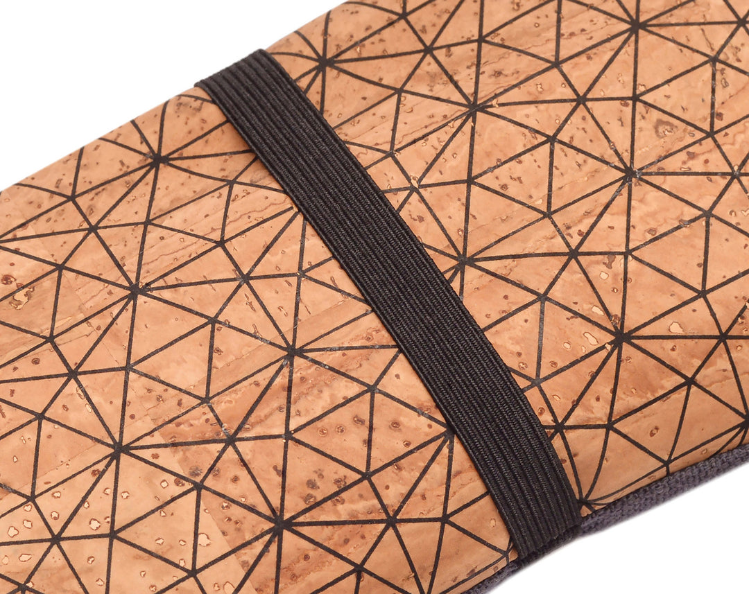 Außenansicht geschlossene Tabaktasche aus hellem Kork mit schwarzem Linienmuster und breitem Gummibandverschluss #color_metrisch-anthrazit