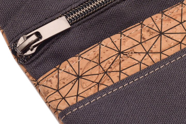 Simaru-Prägung auf hellem Kork der Innenseite einer Tabaktasche #color_metrisch-anthrazit