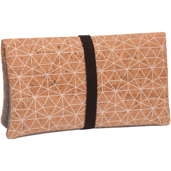 Außenansicht geschlossene Tabaktasche aus hellem Kork mit Linienmuster und breitem Gummibandverschluss #color_metrisch-grau