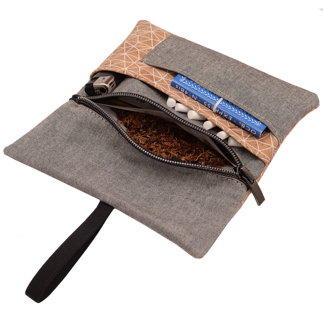 Offene Tabaktasche aus grauem Stoff und hellem Kork mit Linienmuster mit Inhalt #color_metrisch-grau