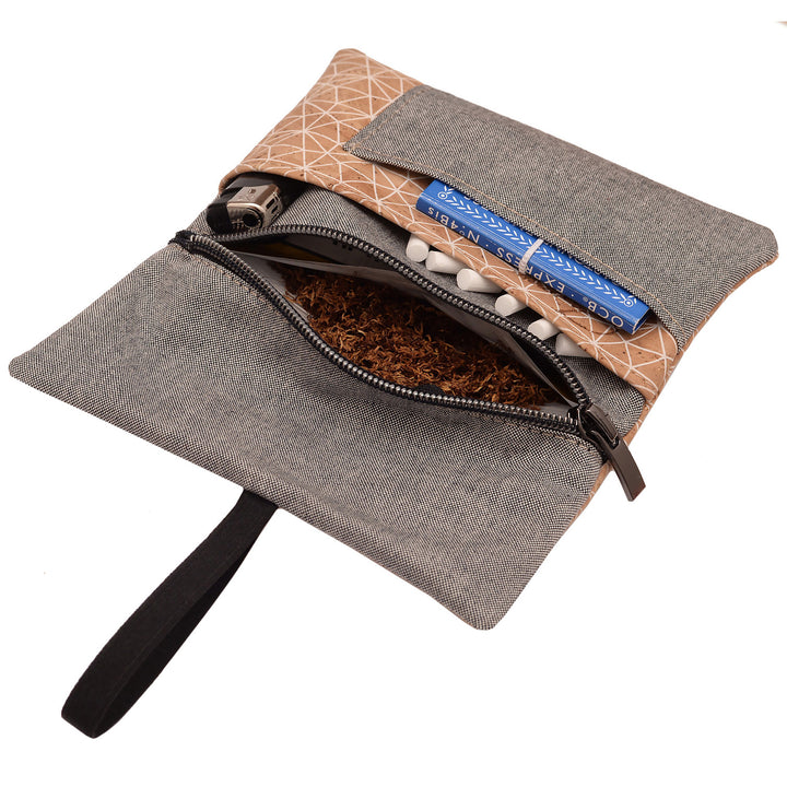 Offene Tabaktasche aus grauem Stoff und hellem Kork mit Linienmuster mit Inhalt #color_metrisch-grau