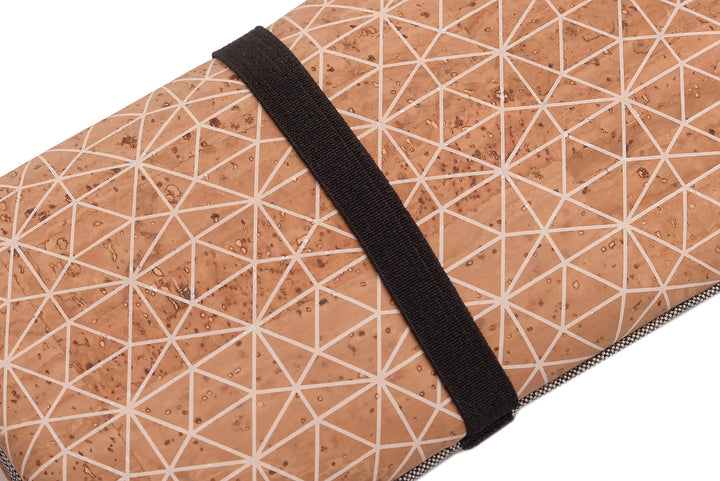 Außenansicht geschlossene Tabaktasche aus hellem Kork mit Linienmuster und breitem Gummibandverschluss #color_metrisch-grau