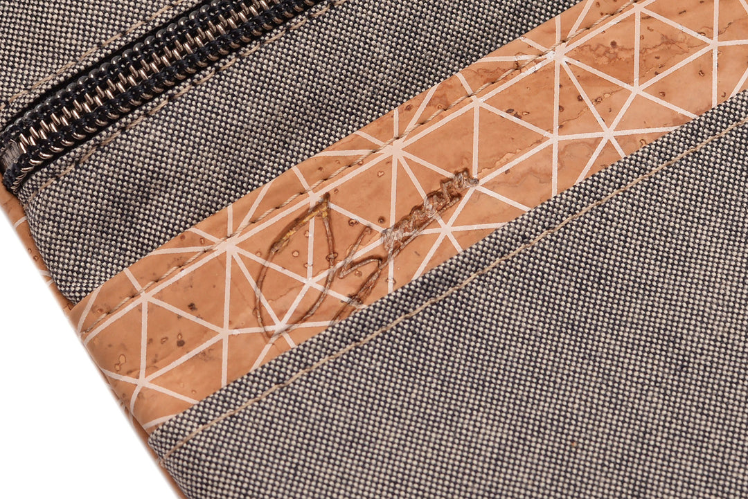 Simaru-Prägung auf hellem Kork der Innenseite einer Tabaktasche #color_metrisch-grau