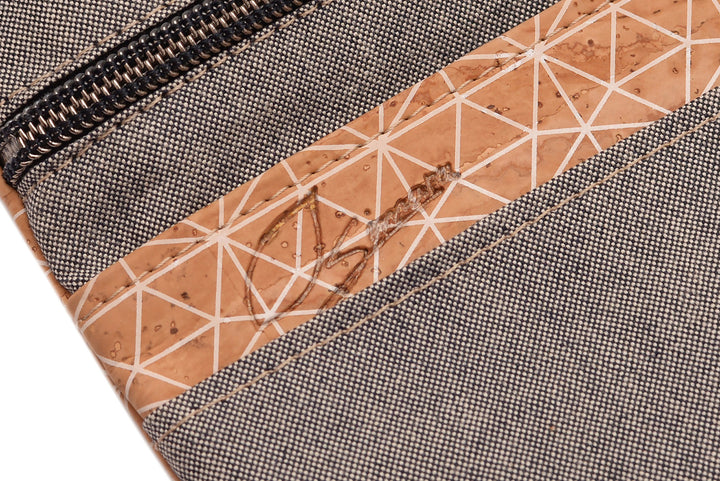 Simaru-Prägung auf hellem Kork der Innenseite einer Tabaktasche #color_metrisch-grau