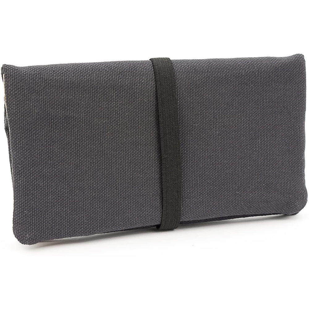 Außenansicht geschlossene Tabaktasche aus dunkelgrauem Stoff mit breitem Gummibandverschluss #color_anthrazit-natur