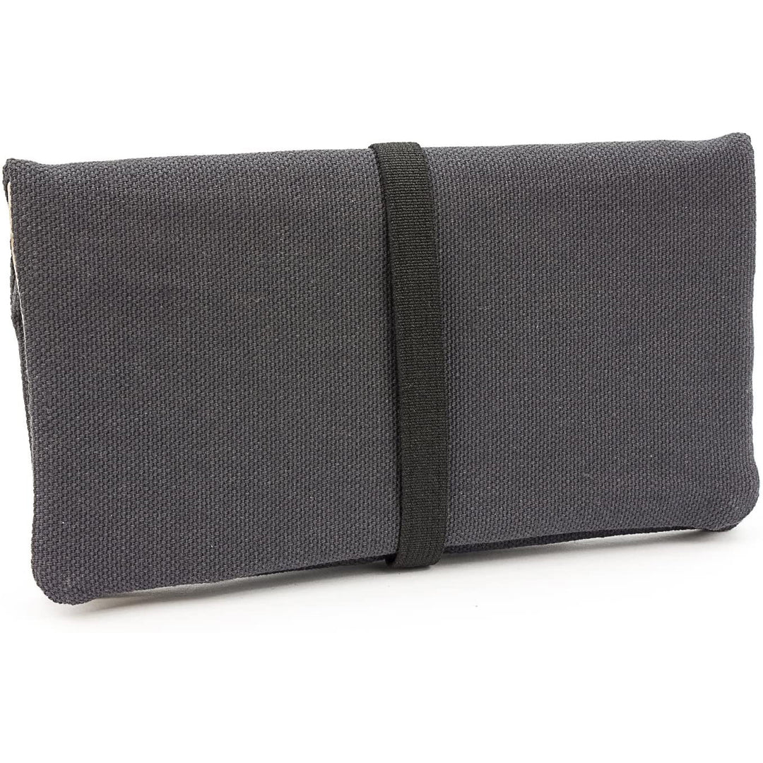 Außenansicht geschlossene Tabaktasche aus dunkelgrauem Stoff mit breitem Gummibandverschluss #color_anthrazit-natur