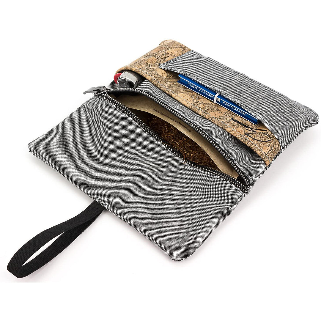 Offene Tabaktasche aus hellgrauem Stoff und hellem Kork mit Inhalt #color_grau-granada