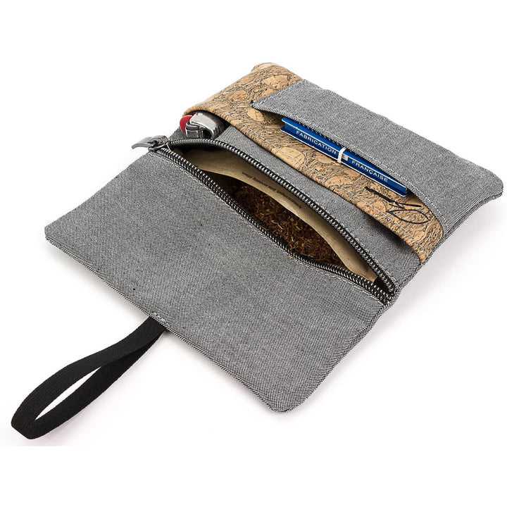 Offene Tabaktasche aus grauem Stoff und hellem Kork mit Inhalt #color_hellgrau-granada