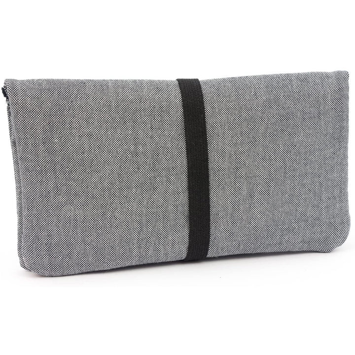 Außenansicht geschlossene Tabaktasche aus grauem Stoff mit breitem Gummibandverschluss #color_hellgrau-granada
