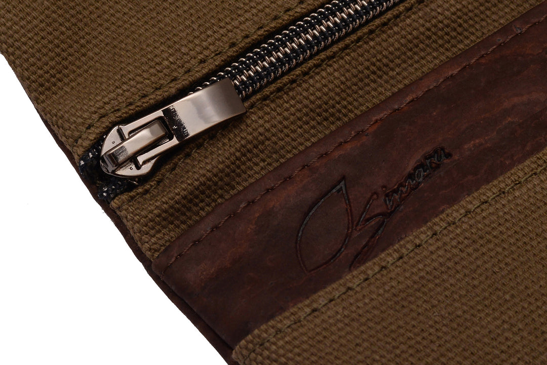 Nahaufnahme Reißverschluss einer Simaru Tabaktasche aus braunem Kork und grünen Stoff  #color_gruen-dunkelbraun