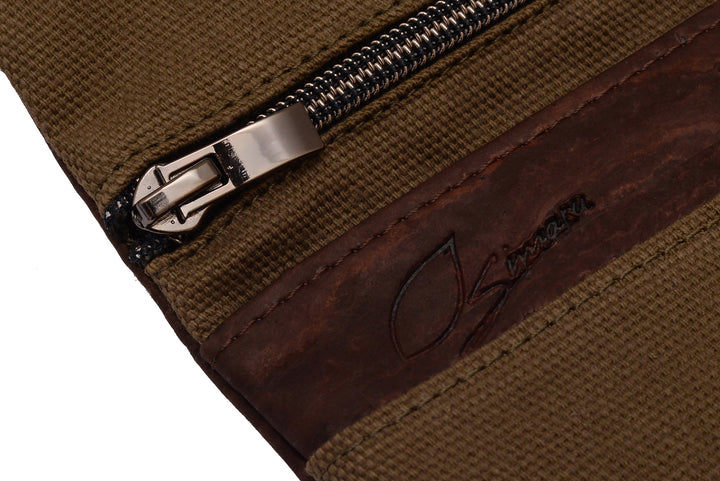Nahaufnahme Reißverschluss einer Simaru Tabaktasche aus braunem Kork und grünen Stoff  #color_gruen-dunkelbraun
