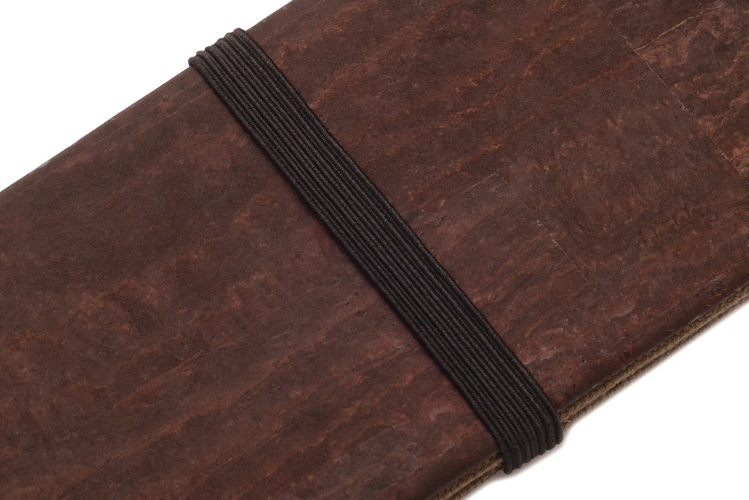 Nahaufnahme schwarzer Gummibandverschluss um brauner Kork-Tabaktasche #color_gruen-dunkelbraun