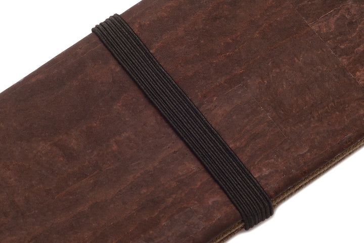 Nahaufnahme schwarzer Gummibandverschluss um brauner Kork-Tabaktasche #color_gruen-dunkelbraun