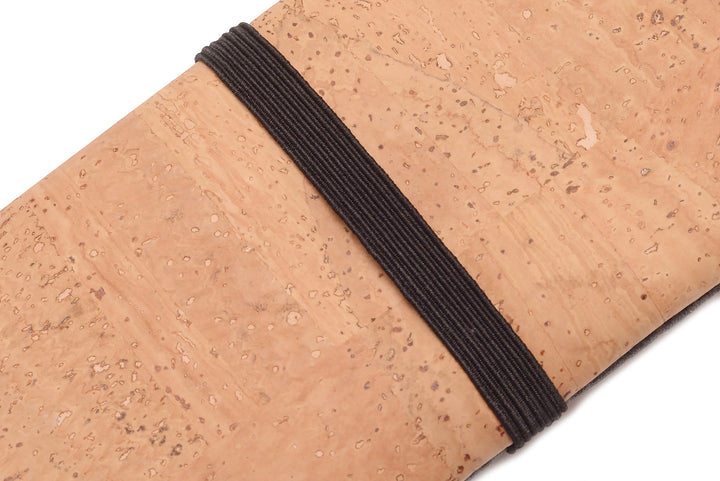 Nahaufnahme schwarzer Gummibandverschluss um heller Kork-Tabaktasche #color_anthrazit-natur