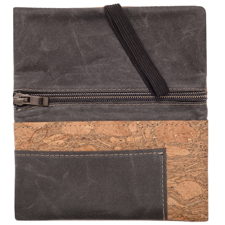 Aufgeklappte Tabaktasche aus hellem Kork und grauem Stoff ohne Inhalt #color_anthrazit-granada