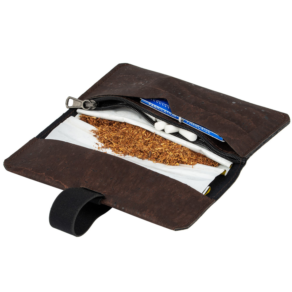 Offene Tabaktasche aus braunem Kork befüllt mit Tabakbeutel, Paper und Filtern #color_braun